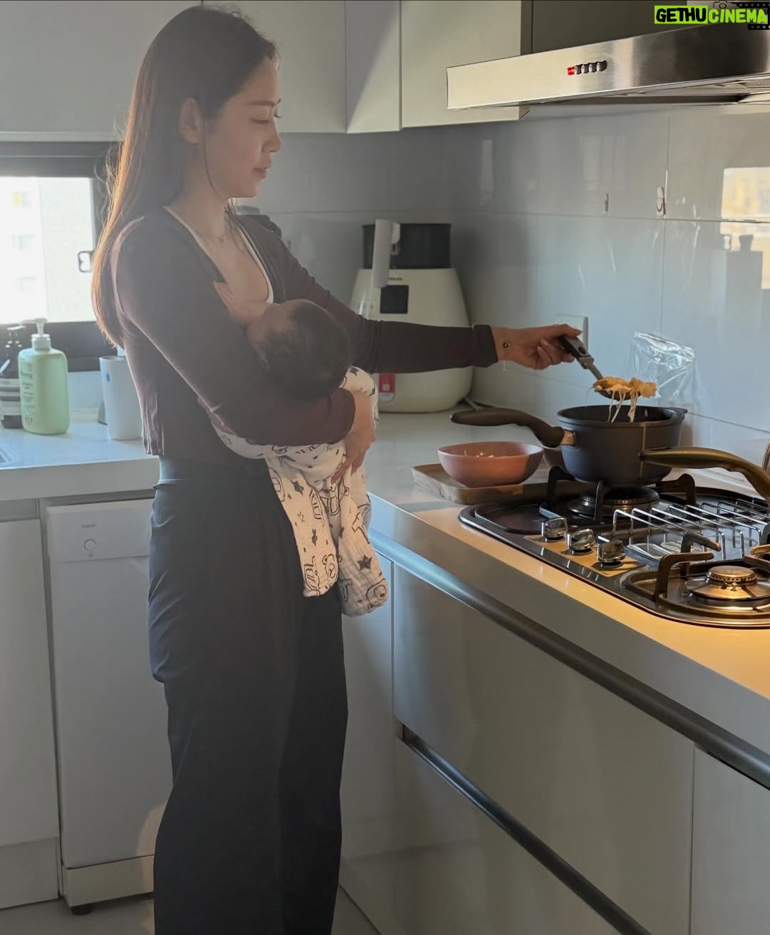 Esther Liu - 18.2K Likes - 12月的開始
雖然慌亂，卻也擁有各種愛的守護

時間飛逝
不如就不再徬徨了
感受每時每刻

#日常碎片