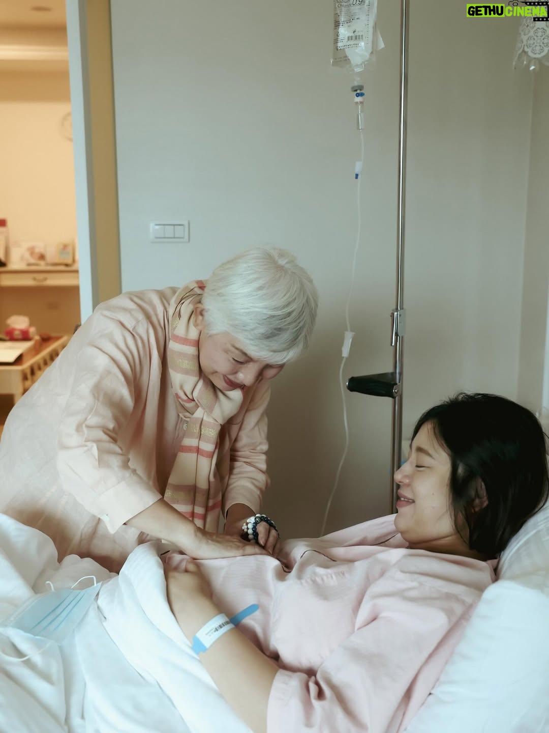 Esther Liu - 68.5K Likes - 一直沒好好看自己的生產紀錄
打開一張張照片，再次深刻的體會
那天，是我生命裡最奇妙的一天

分不清緊張跟興奮的比例
但手術室裡以專業作為基調的輕鬆
充斥著準備的聲音
環境裡每個人都比我更清楚知道要下一步要做什麼
讓人感到安心又放鬆
我可以很專心感受第一次見到寶寶的時刻

「歡迎你來到這個世界上」

非常洪亮的哭聲
讓我也哭了，像完成任務了
感恩你平安健康
對你是既陌生又過分熟悉的心情
卻又在你躺在我懷裡的瞬間確定
我會永遠愛你

從孕期開始了解你關心你
明明只隔著肚皮
但什麼都要靠著專業醫師護理以及各種檢查
才能多知道你一些
到人生轉變身分的一天
生產日點滴麻醉剖腹縫合
文字只是幾個字，卻是多少人的心力
謝謝禾馨裡我遇到的每位醫師護理師的照護
以及主治醫師張建玫醫師從孕期到剖腹一路以來給我如此安定的力量
讓我一步一步一關一關的
順利迎接連踢踢的到來
達成成為媽媽的第一階段
謝謝所有細心照顧🥹
@dianthusmfmclinic @kianmeichong 

照片裡生產日放的都是感動瞬間
比較衝擊的畫面我就自己收藏了
請大家安心觀看😂
附上一張比生產當天比我還緊張的太后與先生
（卻是完妝完髮🤷🏻‍♀️因為要跟連踢踢初見面）
📷: @yuweiiv