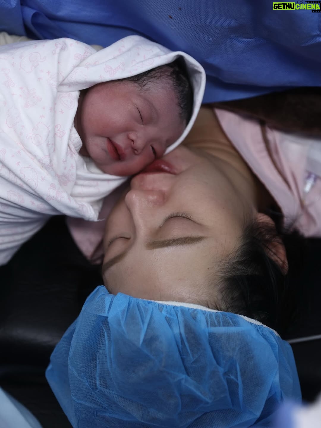 Esther Liu - 68.5K Likes - 一直沒好好看自己的生產紀錄
打開一張張照片，再次深刻的體會
那天，是我生命裡最奇妙的一天

分不清緊張跟興奮的比例
但手術室裡以專業作為基調的輕鬆
充斥著準備的聲音
環境裡每個人都比我更清楚知道要下一步要做什麼
讓人感到安心又放鬆
我可以很專心感受第一次見到寶寶的時刻

「歡迎你來到這個世界上」

非常洪亮的哭聲
讓我也哭了，像完成任務了
感恩你平安健康
對你是既陌生又過分熟悉的心情
卻又在你躺在我懷裡的瞬間確定
我會永遠愛你

從孕期開始了解你關心你
明明只隔著肚皮
但什麼都要靠著專業醫師護理以及各種檢查
才能多知道你一些
到人生轉變身分的一天
生產日點滴麻醉剖腹縫合
文字只是幾個字，卻是多少人的心力
謝謝禾馨裡我遇到的每位醫師護理師的照護
以及主治醫師張建玫醫師從孕期到剖腹一路以來給我如此安定的力量
讓我一步一步一關一關的
順利迎接連踢踢的到來
達成成為媽媽的第一階段
謝謝所有細心照顧🥹
@dianthusmfmclinic @kianmeichong 

照片裡生產日放的都是感動瞬間
比較衝擊的畫面我就自己收藏了
請大家安心觀看😂
附上一張比生產當天比我還緊張的太后與先生
（卻是完妝完髮🤷🏻‍♀️因為要跟連踢踢初見面）
📷: @yuweiiv
