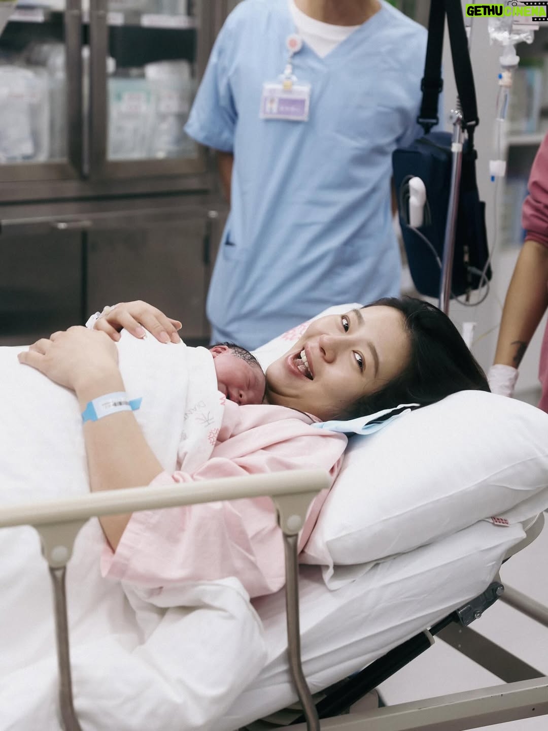 Esther Liu - 68.5K Likes - 一直沒好好看自己的生產紀錄
打開一張張照片，再次深刻的體會
那天，是我生命裡最奇妙的一天

分不清緊張跟興奮的比例
但手術室裡以專業作為基調的輕鬆
充斥著準備的聲音
環境裡每個人都比我更清楚知道要下一步要做什麼
讓人感到安心又放鬆
我可以很專心感受第一次見到寶寶的時刻

「歡迎你來到這個世界上」

非常洪亮的哭聲
讓我也哭了，像完成任務了
感恩你平安健康
對你是既陌生又過分熟悉的心情
卻又在你躺在我懷裡的瞬間確定
我會永遠愛你

從孕期開始了解你關心你
明明只隔著肚皮
但什麼都要靠著專業醫師護理以及各種檢查
才能多知道你一些
到人生轉變身分的一天
生產日點滴麻醉剖腹縫合
文字只是幾個字，卻是多少人的心力
謝謝禾馨裡我遇到的每位醫師護理師的照護
以及主治醫師張建玫醫師從孕期到剖腹一路以來給我如此安定的力量
讓我一步一步一關一關的
順利迎接連踢踢的到來
達成成為媽媽的第一階段
謝謝所有細心照顧🥹
@dianthusmfmclinic @kianmeichong 

照片裡生產日放的都是感動瞬間
比較衝擊的畫面我就自己收藏了
請大家安心觀看😂
附上一張比生產當天比我還緊張的太后與先生
（卻是完妝完髮🤷🏻‍♀️因為要跟連踢踢初見面）
📷: @yuweiiv
