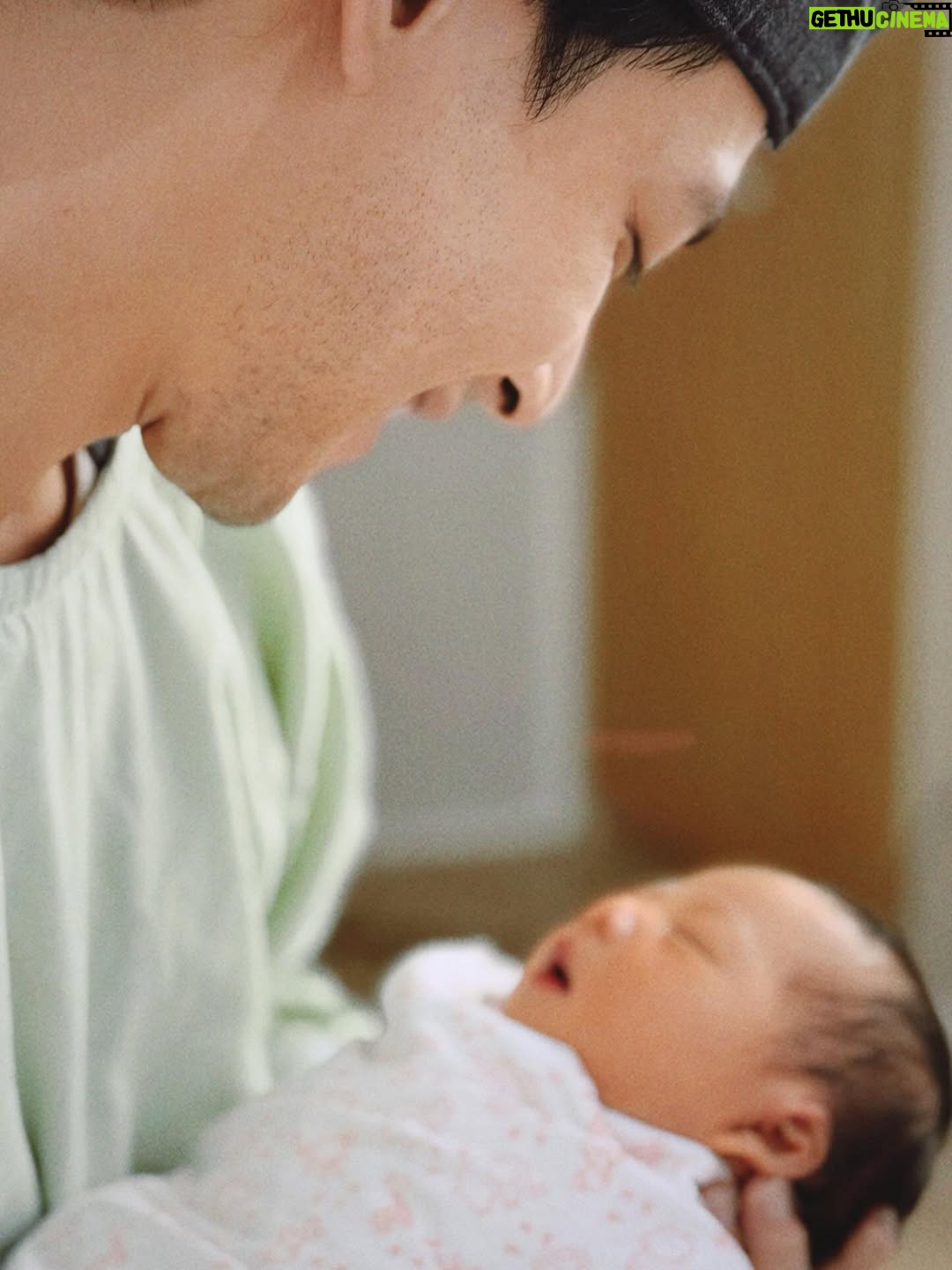Esther Liu - 68.5K Likes - 一直沒好好看自己的生產紀錄
打開一張張照片，再次深刻的體會
那天，是我生命裡最奇妙的一天

分不清緊張跟興奮的比例
但手術室裡以專業作為基調的輕鬆
充斥著準備的聲音
環境裡每個人都比我更清楚知道要下一步要做什麼
讓人感到安心又放鬆
我可以很專心感受第一次見到寶寶的時刻

「歡迎你來到這個世界上」

非常洪亮的哭聲
讓我也哭了，像完成任務了
感恩你平安健康
對你是既陌生又過分熟悉的心情
卻又在你躺在我懷裡的瞬間確定
我會永遠愛你

從孕期開始了解你關心你
明明只隔著肚皮
但什麼都要靠著專業醫師護理以及各種檢查
才能多知道你一些
到人生轉變身分的一天
生產日點滴麻醉剖腹縫合
文字只是幾個字，卻是多少人的心力
謝謝禾馨裡我遇到的每位醫師護理師的照護
以及主治醫師張建玫醫師從孕期到剖腹一路以來給我如此安定的力量
讓我一步一步一關一關的
順利迎接連踢踢的到來
達成成為媽媽的第一階段
謝謝所有細心照顧🥹
@dianthusmfmclinic @kianmeichong 

照片裡生產日放的都是感動瞬間
比較衝擊的畫面我就自己收藏了
請大家安心觀看😂
附上一張比生產當天比我還緊張的太后與先生
（卻是完妝完髮🤷🏻‍♀️因為要跟連踢踢初見面）
📷: @yuweiiv