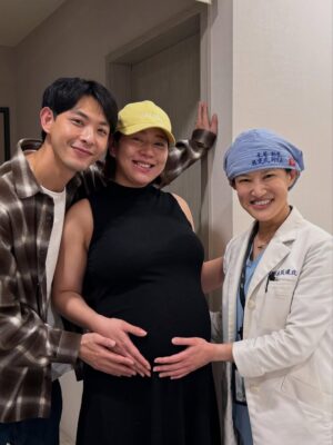 Esther Liu Instagram - 一直沒好好看自己的生產紀錄
打開一張張照片，再次深刻的體會
那天，是我生命裡最奇妙的一天

分不清緊張跟興奮的比例
但手術室裡以專業作為基調的輕鬆
充斥著準備的聲音
環境裡每個人都比我更清楚知道要下一步要做什麼
讓人感到安心又放鬆
我可以很專心感受第一次見到寶寶的時刻

「歡迎你來到這個世界上」

非常洪亮的哭聲
讓我也哭了，像完成任務了
感恩你平安健康
對你是既陌生又過分熟悉的心情
卻又在你躺在我懷裡的瞬間確定
我會永遠愛你

從孕期開始了解你關心你
明明只隔著肚皮
但什麼都要靠著專業醫師護理以及各種檢查
才能多知道你一些
到人生轉變身分的一天
生產日點滴麻醉剖腹縫合
文字只是幾個字，卻是多少人的心力
謝謝禾馨裡我遇到的每位醫師護理師的照護
以及主治醫師張建玫醫師從孕期到剖腹一路以來給我如此安定的力量
讓我一步一步一關一關的
順利迎接連踢踢的到來
達成成為媽媽的第一階段
謝謝所有細心照顧🥹
@dianthusmfmclinic @kianmeichong 

照片裡生產日放的都是感動瞬間
比較衝擊的畫面我就自己收藏了
請大家安心觀看😂
附上一張比生產當天比我還緊張的太后與先生
（卻是完妝完髮🤷🏻‍♀️因為要跟連踢踢初見面）
📷: @yuweiiv