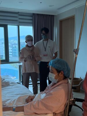Esther Liu Instagram - 一直沒好好看自己的生產紀錄
打開一張張照片，再次深刻的體會
那天，是我生命裡最奇妙的一天

分不清緊張跟興奮的比例
但手術室裡以專業作為基調的輕鬆
充斥著準備的聲音
環境裡每個人都比我更清楚知道要下一步要做什麼
讓人感到安心又放鬆
我可以很專心感受第一次見到寶寶的時刻

「歡迎你來到這個世界上」

非常洪亮的哭聲
讓我也哭了，像完成任務了
感恩你平安健康
對你是既陌生又過分熟悉的心情
卻又在你躺在我懷裡的瞬間確定
我會永遠愛你

從孕期開始了解你關心你
明明只隔著肚皮
但什麼都要靠著專業醫師護理以及各種檢查
才能多知道你一些
到人生轉變身分的一天
生產日點滴麻醉剖腹縫合
文字只是幾個字，卻是多少人的心力
謝謝禾馨裡我遇到的每位醫師護理師的照護
以及主治醫師張建玫醫師從孕期到剖腹一路以來給我如此安定的力量
讓我一步一步一關一關的
順利迎接連踢踢的到來
達成成為媽媽的第一階段
謝謝所有細心照顧🥹
@dianthusmfmclinic @kianmeichong 

照片裡生產日放的都是感動瞬間
比較衝擊的畫面我就自己收藏了
請大家安心觀看😂
附上一張比生產當天比我還緊張的太后與先生
（卻是完妝完髮🤷🏻‍♀️因為要跟連踢踢初見面）
📷: @yuweiiv