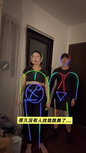 Esther Liu Instagram - 很久沒有人找我跳舞了居然是另一團的 @esther88 😏
記得追蹤一下可愛的波波❤️ @frenchboandlovers