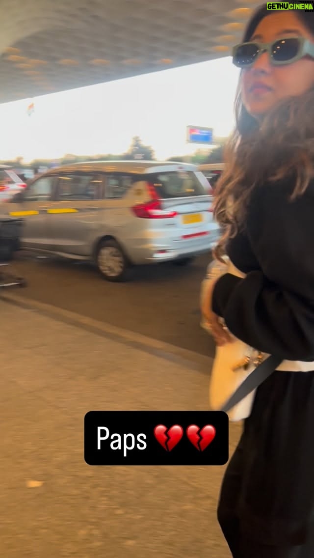Gautami Deshpande - 80K Likes - ना तो कारवां की तलाश है….Watch till the End 💔💔

[airport style, airport look, travel fashion, comfy chic, off-duty vibe, casual glam, athleisure look, oversized fit, sunglasses on, minimal makeup, sleek bun, travel OOTD, effortless style, jet set mood]