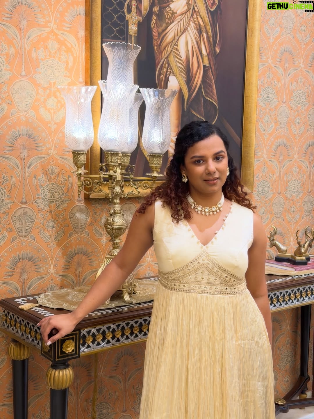 Gautami Kawale - 124.5K Likes - My dad said “महाराणी“

Outfit: @roopkalamumbai
Jewellery: @aadamyastore
Stylist: @styledbynikinagda 
#ootd #ethnic #indian #royal #gold