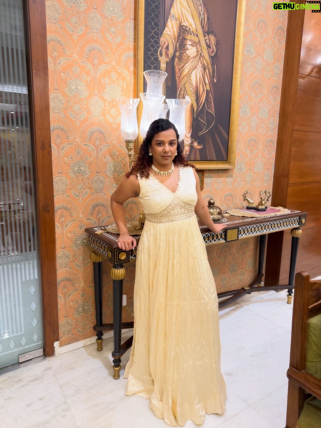 Gautami Kawale - 124.5K Likes - My dad said “महाराणी“

Outfit: @roopkalamumbai
Jewellery: @aadamyastore
Stylist: @styledbynikinagda 
#ootd #ethnic #indian #royal #gold