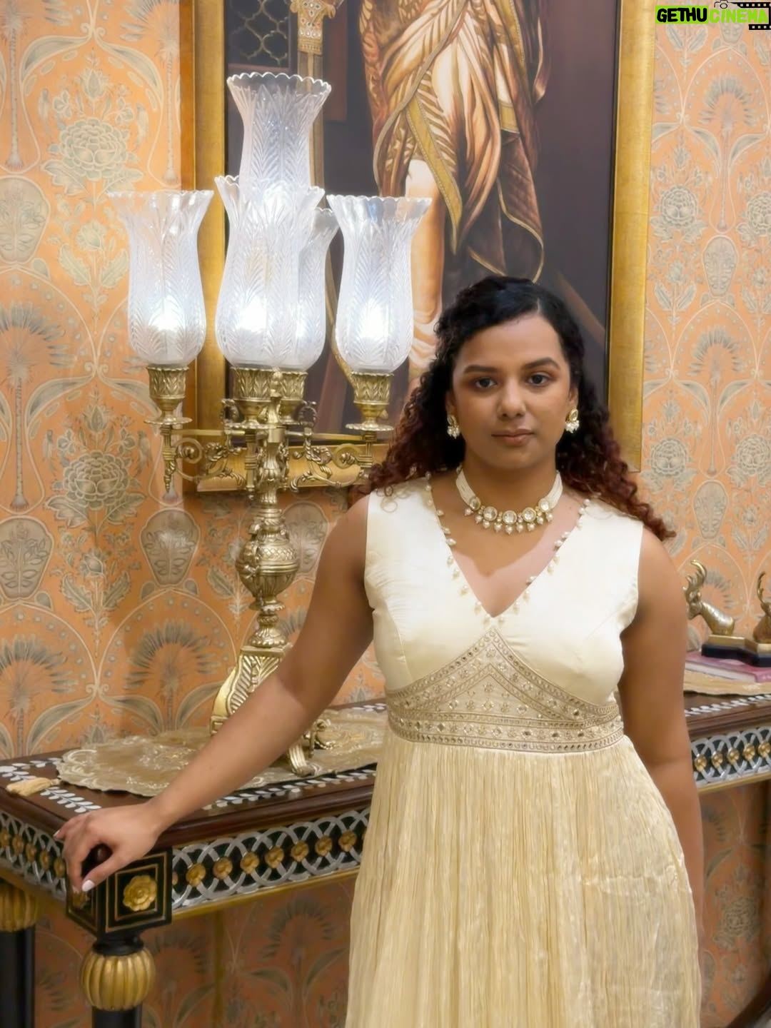 Gautami Kawale - 124.5K Likes - My dad said “महाराणी“

Outfit: @roopkalamumbai
Jewellery: @aadamyastore
Stylist: @styledbynikinagda 
#ootd #ethnic #indian #royal #gold