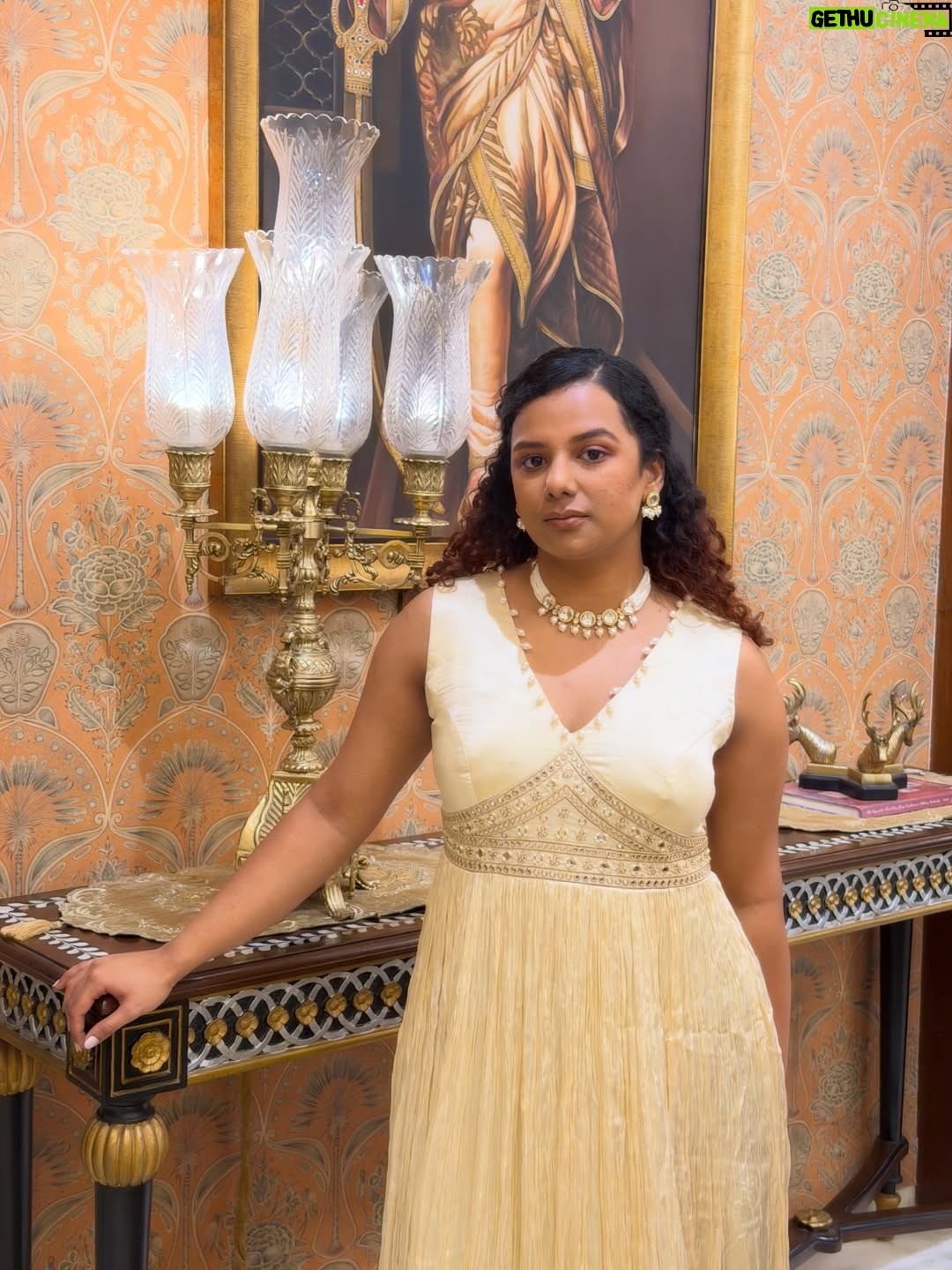 Gautami Kawale - 124.5K Likes - My dad said “महाराणी“

Outfit: @roopkalamumbai
Jewellery: @aadamyastore
Stylist: @styledbynikinagda 
#ootd #ethnic #indian #royal #gold