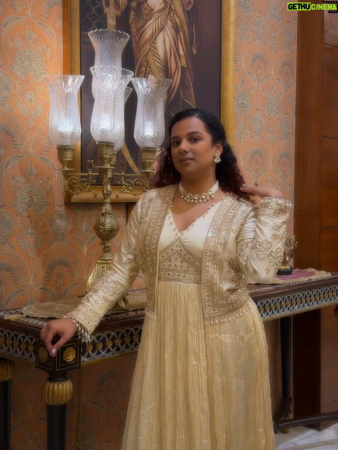 Gautami Kawale - 124.5K Likes - My dad said “महाराणी“

Outfit: @roopkalamumbai
Jewellery: @aadamyastore
Stylist: @styledbynikinagda 
#ootd #ethnic #indian #royal #gold