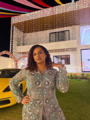 Gautami Kawale Instagram - Ok but 5th picture is giving - isi jhoomar ke niche milegi Shaantipriya ki 💀👀🧟♂️
Outfit: @theodeliaa
Stylist: @styledbynikinagda
#weddingseason #shaadi #northindianwedding #fun #green #ootd #ethnic #traditional #indianwear #curls #festive