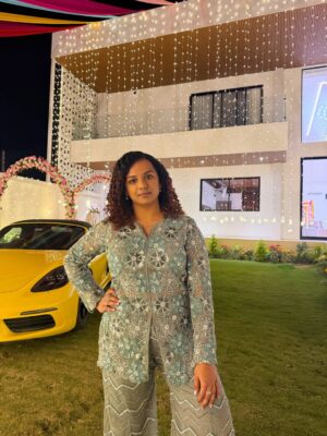 Gautami Kawale Instagram - Ok but 5th picture is giving - isi jhoomar ke niche milegi Shaantipriya ki 💀👀🧟♂️
Outfit: @theodeliaa
Stylist: @styledbynikinagda
#weddingseason #shaadi #northindianwedding #fun #green #ootd #ethnic #traditional #indianwear #curls #festive