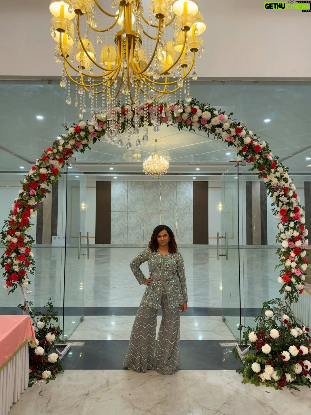 Gautami Kawale - 153.3K Likes - Ok but 5th picture is giving - isi jhoomar ke niche milegi Shaantipriya ki 💀👀🧟‍♂️

Outfit: @theodeliaa
Stylist: @styledbynikinagda
#weddingseason #shaadi #northindianwedding #fun #green #ootd #ethnic #traditional #indianwear #curls #festive
