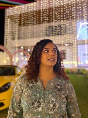 Gautami Kawale Instagram - Ok but 5th picture is giving - isi jhoomar ke niche milegi Shaantipriya ki 💀👀🧟♂️
Outfit: @theodeliaa
Stylist: @styledbynikinagda
#weddingseason #shaadi #northindianwedding #fun #green #ootd #ethnic #traditional #indianwear #curls #festive