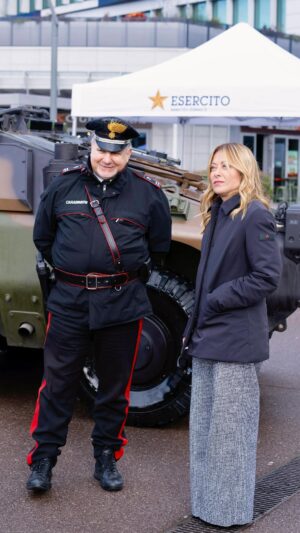 Giorgia Meloni Instagram - Nell’ambito del rafforzamento dell’operazione Strade Sicure, i carri leggeri dell’esercito Puma arrivano anche alla stazione Rogoredo di Milano. Allo stesso tempo, nel Decreto Sicurezza approvato ieri il Ministro Piantedosi ha inserito diverse norme per velocizzare l’assunzione di migliaia di nuovi agenti, e il Ministro Crosetto lavora per rafforzare il presidio su strada con circa 12mila carabinieri ausiliari.
Non ci arrendiamo!