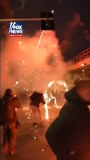 Giorgia Meloni Instagram - Migliaia e migliaia di italiani in queste ore lavorano perché tutto funzioni durante le Olimpiadi. Tantissimi lo fanno da volontari, perché vogliono che la loro Nazione faccia bella figura, che sia ammirata e rispettata.
Poi ci sono loro: i nemici dell’Italia e degli italiani, che manifestano “contro le Olimpiadi”, facendo finire queste immagini sulle televisioni di mezzo mondo. Dopo che altri hanno tranciato i cavi della ferrovia per impedire ai treni di partire.
Solidarietà, ancora una volta, alle Forze dell’ordine, alla città di Milano, e a tutti coloro che vedranno il loro lavoro vanificato da queste bande di delinquenti.