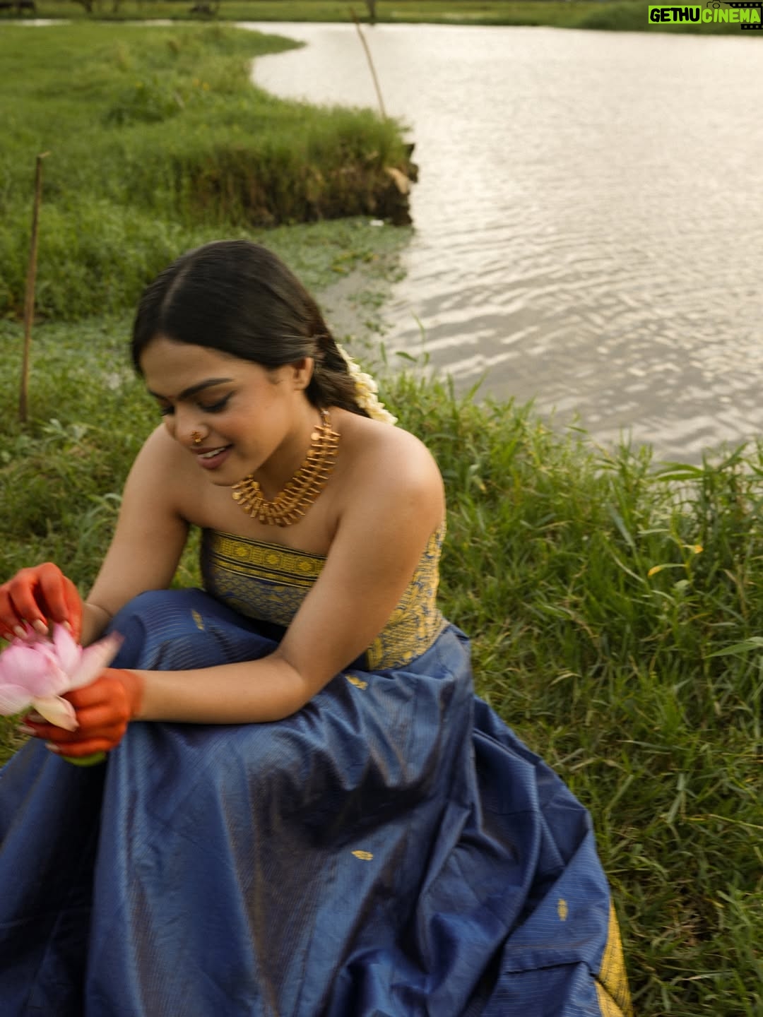 Gopika Ramesh - 116.9K Likes - 🌸🍃

📸: @yaami____ 
MUA: @zara___makeover 
outfit : 🙋🏻‍♀️
Neckpiece - @alorabyshe 
photography assistant: @minimal.clicker