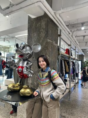 Han Hye-jin Instagram - #karymarket #icebiscuit #disneypopupstore 
시온이 개학하고 바로 몸살💦 
언니들 팝업 맛집 캐리마켓 신사에 간다기에 
인형 러버 아줌마 무거운 몸 이끌고 디즈니 팝업스토어 갔다왔네요 🙈 눈 돌아간다 정말 👀👀 예쁜 거 너무 많다 😭
시온이 봄 옷이랑 뺏길 뻔한 치무탄 파우치 겟 💓