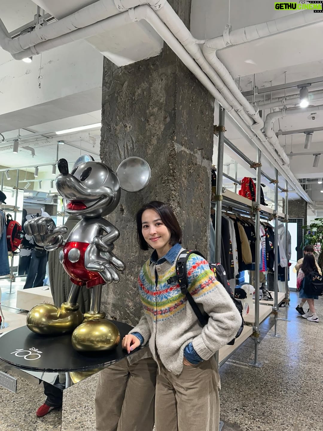 Han Hye-jin - 49K Likes - #karymarket #icebiscuit #disneypopupstore 
시온이 개학하고 바로 몸살💦 
언니들 팝업 맛집 캐리마켓 신사에 간다기에 
인형 러버 아줌마 무거운 몸 이끌고 디즈니 팝업스토어 갔다왔네요 🙈 눈 돌아간다 정말 👀👀 예쁜 거 너무 많다 😭
시온이 봄 옷이랑 뺏길 뻔한 치무탄 파우치 겟 💓