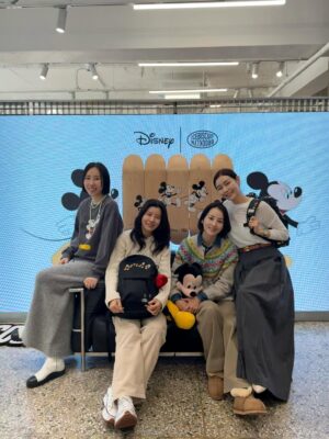 Han Hye-jin Instagram - #karymarket #icebiscuit #disneypopupstore 
시온이 개학하고 바로 몸살💦 
언니들 팝업 맛집 캐리마켓 신사에 간다기에 
인형 러버 아줌마 무거운 몸 이끌고 디즈니 팝업스토어 갔다왔네요 🙈 눈 돌아간다 정말 👀👀 예쁜 거 너무 많다 😭
시온이 봄 옷이랑 뺏길 뻔한 치무탄 파우치 겟 💓