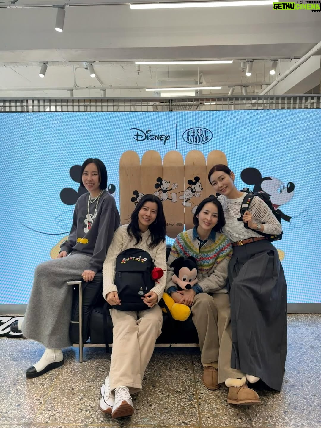 Han Hye-jin - 49K Likes - #karymarket #icebiscuit #disneypopupstore 
시온이 개학하고 바로 몸살💦 
언니들 팝업 맛집 캐리마켓 신사에 간다기에 
인형 러버 아줌마 무거운 몸 이끌고 디즈니 팝업스토어 갔다왔네요 🙈 눈 돌아간다 정말 👀👀 예쁜 거 너무 많다 😭
시온이 봄 옷이랑 뺏길 뻔한 치무탄 파우치 겟 💓