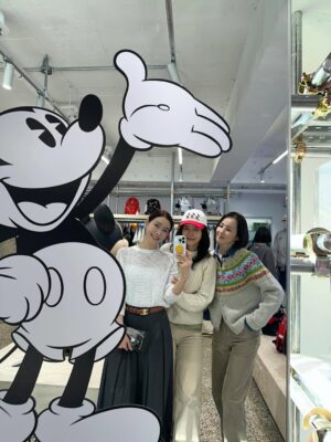 Han Hye-jin Instagram - #karymarket #icebiscuit #disneypopupstore 
시온이 개학하고 바로 몸살💦 
언니들 팝업 맛집 캐리마켓 신사에 간다기에 
인형 러버 아줌마 무거운 몸 이끌고 디즈니 팝업스토어 갔다왔네요 🙈 눈 돌아간다 정말 👀👀 예쁜 거 너무 많다 😭
시온이 봄 옷이랑 뺏길 뻔한 치무탄 파우치 겟 💓