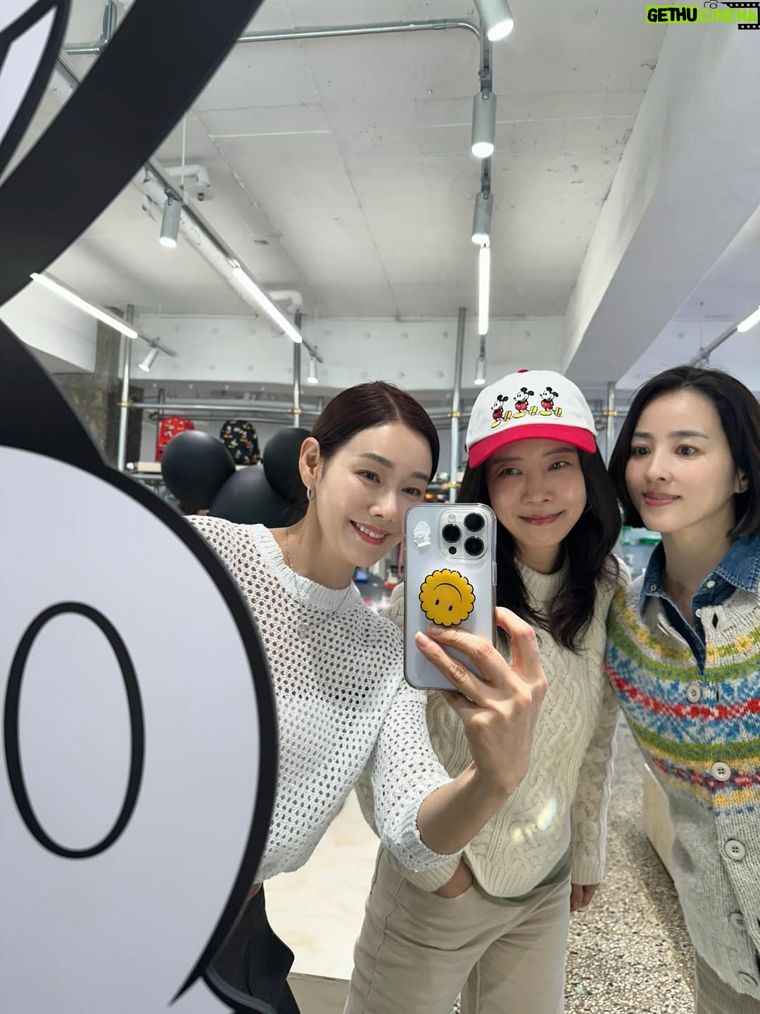 Han Hye-jin - 49K Likes - #karymarket #icebiscuit #disneypopupstore 
시온이 개학하고 바로 몸살💦 
언니들 팝업 맛집 캐리마켓 신사에 간다기에 
인형 러버 아줌마 무거운 몸 이끌고 디즈니 팝업스토어 갔다왔네요 🙈 눈 돌아간다 정말 👀👀 예쁜 거 너무 많다 😭
시온이 봄 옷이랑 뺏길 뻔한 치무탄 파우치 겟 💓
