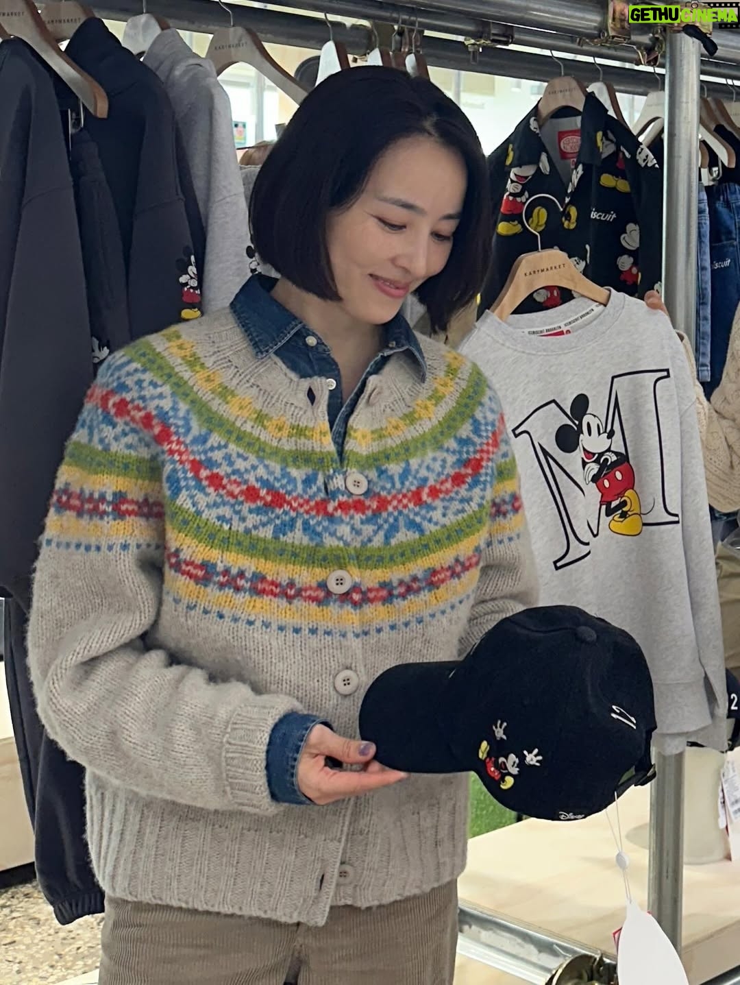 Han Hye-jin - 49K Likes - #karymarket #icebiscuit #disneypopupstore 
시온이 개학하고 바로 몸살💦 
언니들 팝업 맛집 캐리마켓 신사에 간다기에 
인형 러버 아줌마 무거운 몸 이끌고 디즈니 팝업스토어 갔다왔네요 🙈 눈 돌아간다 정말 👀👀 예쁜 거 너무 많다 😭
시온이 봄 옷이랑 뺏길 뻔한 치무탄 파우치 겟 💓