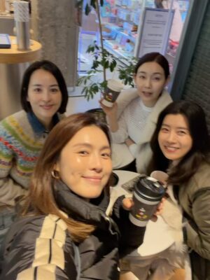 Han Hye-jin Instagram - #karymarket #icebiscuit #disneypopupstore
시온이 개학하고 바로 몸살💦
언니들 팝업 맛집 캐리마켓 신사에 간다기에
인형 러버 아줌마 무거운 몸 이끌고 디즈니 팝업스토어 갔다왔네요 🙈 눈 돌아간다 정말 👀👀 예쁜 거 너무 많다 😭
시온이 봄 옷이랑 뺏길 뻔한 치무탄 파우치 겟 💓