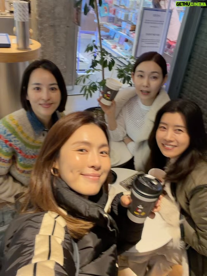 Han Hye-jin - 49K Likes - #karymarket #icebiscuit #disneypopupstore 
시온이 개학하고 바로 몸살💦 
언니들 팝업 맛집 캐리마켓 신사에 간다기에 
인형 러버 아줌마 무거운 몸 이끌고 디즈니 팝업스토어 갔다왔네요 🙈 눈 돌아간다 정말 👀👀 예쁜 거 너무 많다 😭
시온이 봄 옷이랑 뺏길 뻔한 치무탄 파우치 겟 💓