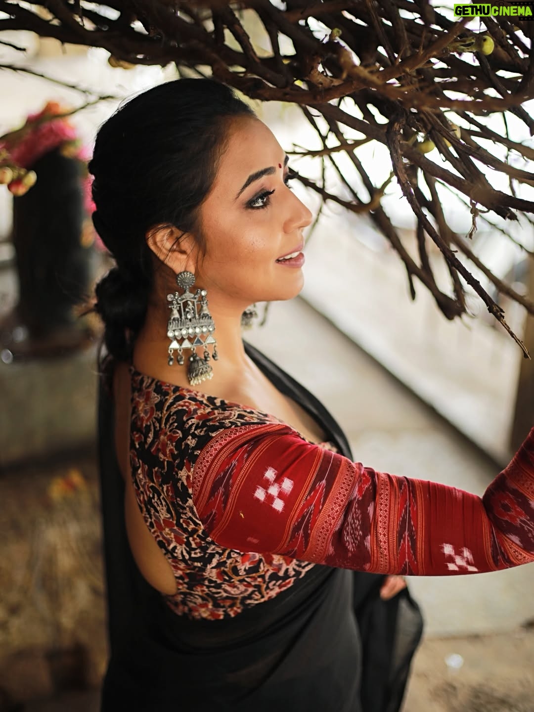 Hitha Chandrashekar - 12.6K Likes - Reposting one of the best shoots I’ve been part of yet (shot in 2021)

Outfits @kalasthreebytejaswini 
Styling @tejuanjankumar 
HMU @ashwiniramesh_11 
Shot by @e_p_i_c_s ✨