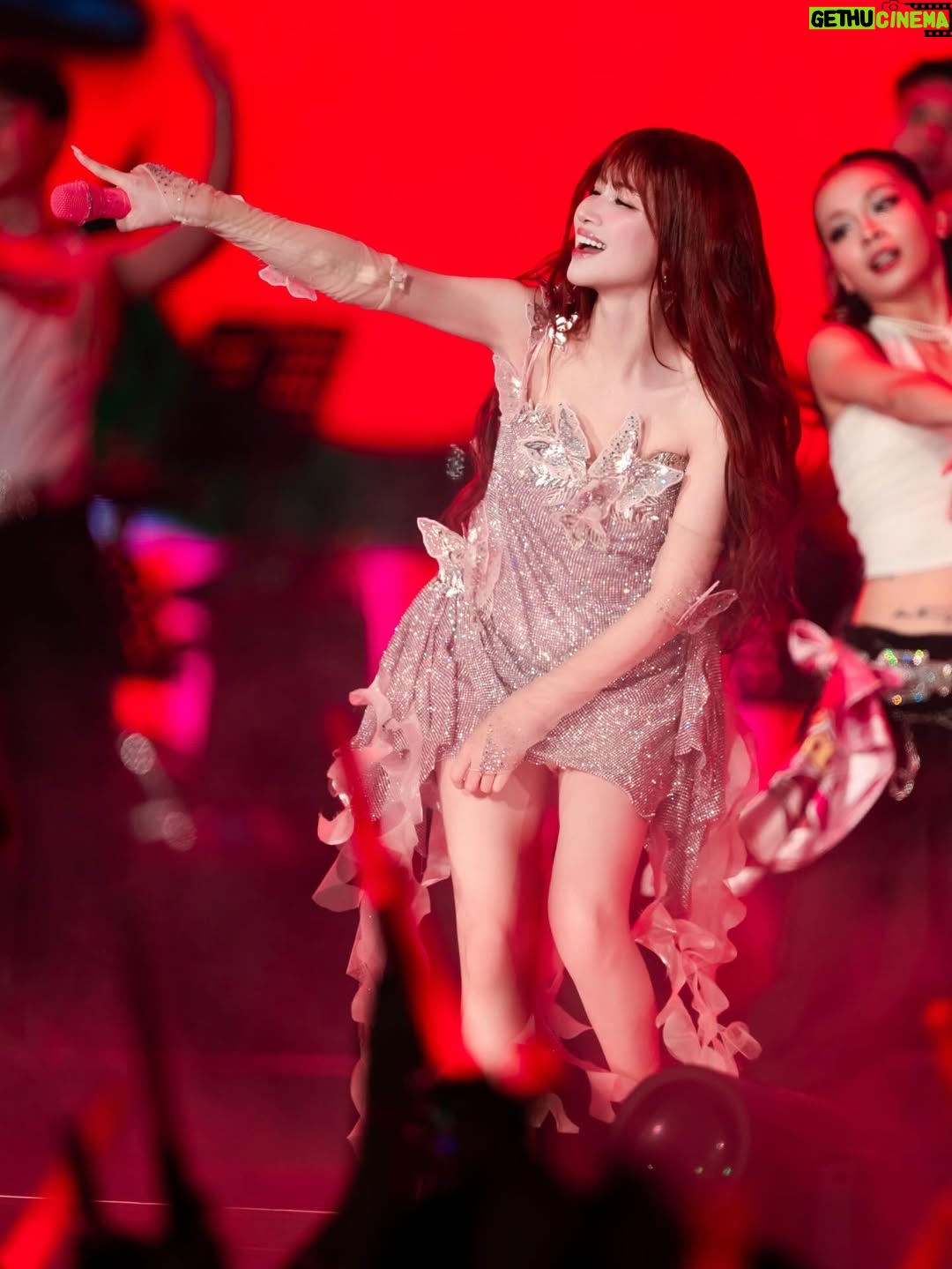 Hòa Minzy - 7.4K Likes - Yahhhh outfit tiếp theo cho đêm Fanconcert

Cảm ơn a iu @dolong2304 cùng team đã hoàn thiện cho e bộ đồ siêu bling và tỉ mỉ. Mỗi tội lên sân khấu chưa dc dịu dàng bao lâu là tung lên rồi kakaka