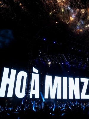 Hòa Minzy Instagram - Hình như mọi người rất thích outfit Nàng Tiên Cá này phải hông 🥰
Bao nhiêuu điểmm 🫶🏻🫶🏻🫶🏻
Cảm ơn @_lalune_official_ đã giúp Hoà có diện mạo lấp lánh như 1 nàng tiên cá trên sân khấu âm nhạc riêng đầu tiên của mình hihi
Stylist : @nhat8ien
Trợ lý Stylist : Quỳnh Như , Lâm Đăng
Hair Stylist : @nhatlinh.hairstylist @nhi.aig
MUA : @quidoan3105
Trợ lý make up : @vian.0209_