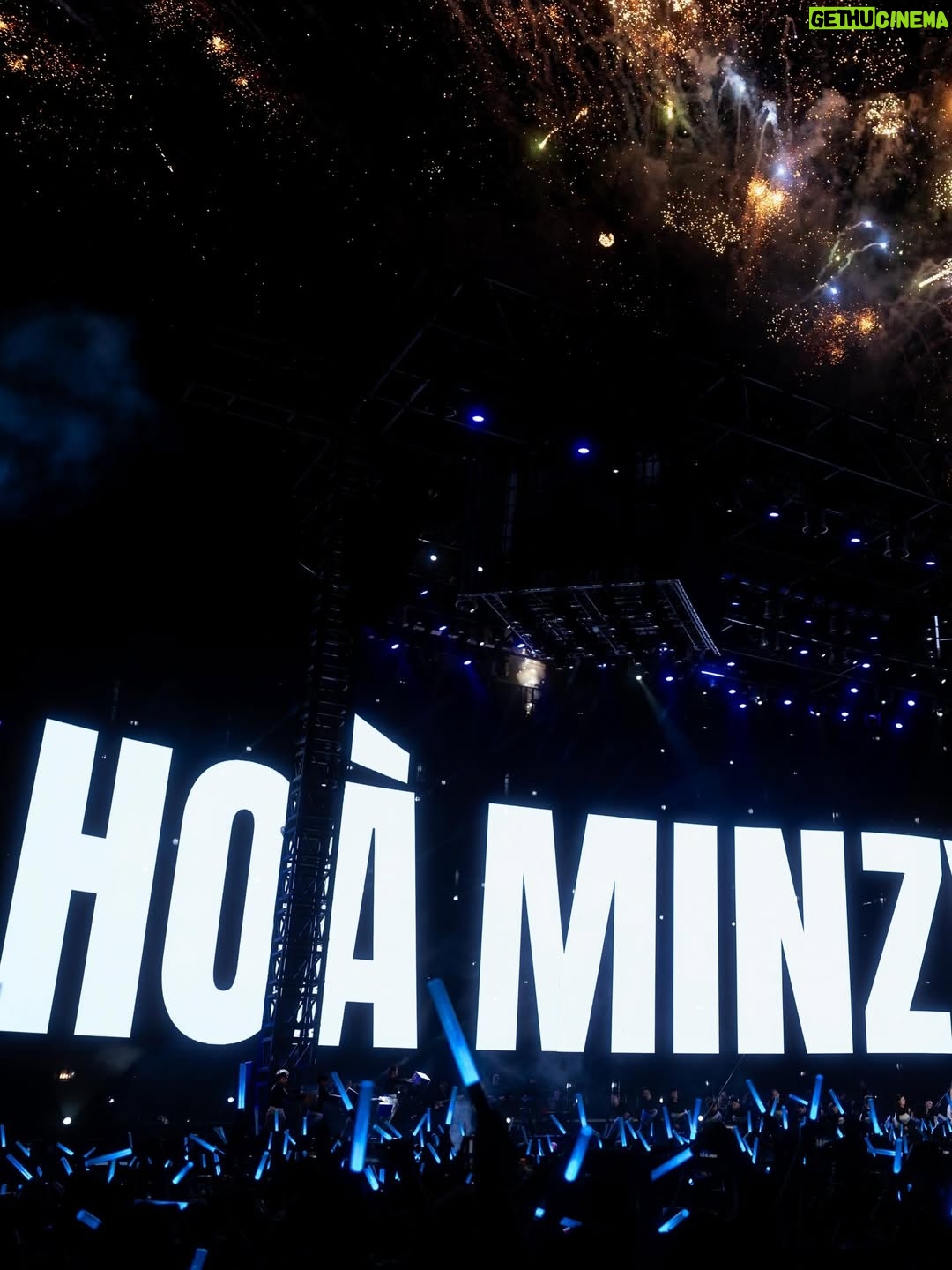 Hòa Minzy - 28.1K Likes - Hình như mọi người rất thích outfit Nàng Tiên Cá này phải hông 🥰
Bao nhiêuu điểmm 🫶🏻🫶🏻🫶🏻

Cảm ơn @_lalune_official_ đã giúp Hoà có diện mạo lấp lánh như 1 nàng tiên cá trên sân khấu âm nhạc riêng đầu tiên của mình hihi 
Stylist : @nhat8ien 
Trợ lý Stylist : Quỳnh Như , Lâm Đăng
Hair Stylist : @nhatlinh.hairstylist @nhi.aig 
MUA : @quidoan3105 
Trợ lý make up : @vian.0209_