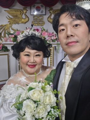 Hong Yun-hwa Instagram - .
일곱번째 결혼기념일날 촬영한
80년대 레트로 결혼식ㅋㅋㅋ
신신예식장 사장님
엄청난 노력으로 드레스 입혀주셔서 감사해유!!😍
다이어트 성공하믄
쪼꼬만한거.. 애순이드레스ㅋㅋ 입으러 또 갈게유!!!
.
#7번째결혼기념일
#동상이몽
#신신예식장
#신기루아님