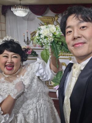 Hong Yun-hwa Instagram - .
일곱번째 결혼기념일날 촬영한
80년대 레트로 결혼식ㅋㅋㅋ
신신예식장 사장님
엄청난 노력으로 드레스 입혀주셔서 감사해유!!😍
다이어트 성공하믄
쪼꼬만한거.. 애순이드레스ㅋㅋ 입으러 또 갈게유!!!
.
#7번째결혼기념일
#동상이몽
#신신예식장
#신기루아님
