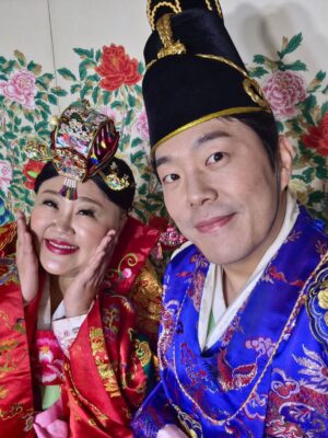 Hong Yun-hwa Instagram - .
일곱번째 결혼기념일날 촬영한
80년대 레트로 결혼식ㅋㅋㅋ
신신예식장 사장님
엄청난 노력으로 드레스 입혀주셔서 감사해유!!😍
다이어트 성공하믄
쪼꼬만한거.. 애순이드레스ㅋㅋ 입으러 또 갈게유!!!
.
#7번째결혼기념일
#동상이몽
#신신예식장
#신기루아님