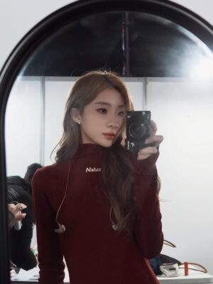Chen Hua Instagram - 今天特別感性
大概是因為和一位友人聊天，他問我：
「這幾年你唱歌有特別去上課嗎？」

我說，其實沒有，直到去年年底，才上了幾堂。

他接著說，從 Ours 時期到現在，
我的唱功一直在不斷地在進步耶。

聽到那句話的時候，真的很開心。
因為我自己回去聽以前的歌，
也還是會想念那時候懵懵懂懂的我。
（但那表示這幾年，安迪和我都是真・獨自升級了。）

我想起高中那個像小屁孩一樣的自己，
總是拿著麥克風唱歌給全班聽。
不知道當時的她，有沒有預料過，未來的她，
會被這麼多家人、朋友、歌迷愛著與支持。

只能說謝謝，
謝謝這一路走來遇見的每一位貴人，
每一個看似微小的環節，
都像一個零件，
在某個瞬間，會悄悄地成為我生命裡的軌跡。
（像是在發表什麼得獎感言）

網路上說：
如果注定會分離，那相遇的意義是什麼？
是——
被你改變的那一部分的我，
代替你，永遠陪在了我身邊。

所以，2026 會更好的吧💝🦄
我淺淺地抱一下這麼多年其實脆弱又高敏的自己（抱