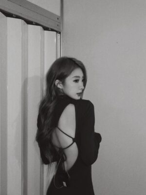 Chen Hua Instagram - 今天特別感性
大概是因為和一位友人聊天，他問我：
「這幾年你唱歌有特別去上課嗎？」

我說，其實沒有，直到去年年底，才上了幾堂。

他接著說，從 Ours 時期到現在，
我的唱功一直在不斷地在進步耶。

聽到那句話的時候，真的很開心。
因為我自己回去聽以前的歌，
也還是會想念那時候懵懵懂懂的我。
（但那表示這幾年，安迪和我都是真・獨自升級了。）

我想起高中那個像小屁孩一樣的自己，
總是拿著麥克風唱歌給全班聽。
不知道當時的她，有沒有預料過，未來的她，
會被這麼多家人、朋友、歌迷愛著與支持。

只能說謝謝，
謝謝這一路走來遇見的每一位貴人，
每一個看似微小的環節，
都像一個零件，
在某個瞬間，會悄悄地成為我生命裡的軌跡。
（像是在發表什麼得獎感言）

網路上說：
如果注定會分離，那相遇的意義是什麼？
是——
被你改變的那一部分的我，
代替你，永遠陪在了我身邊。

所以，2026 會更好的吧💝🦄
我淺淺地抱一下這麼多年其實脆弱又高敏的自己（抱