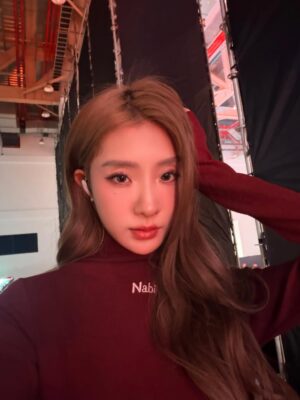 Chen Hua Instagram - 今天特別感性
大概是因為和一位友人聊天，他問我：
「這幾年你唱歌有特別去上課嗎？」

我說，其實沒有，直到去年年底，才上了幾堂。

他接著說，從 Ours 時期到現在，
我的唱功一直在不斷地在進步耶。

聽到那句話的時候，真的很開心。
因為我自己回去聽以前的歌，
也還是會想念那時候懵懵懂懂的我。
（但那表示這幾年，安迪和我都是真・獨自升級了。）

我想起高中那個像小屁孩一樣的自己，
總是拿著麥克風唱歌給全班聽。
不知道當時的她，有沒有預料過，未來的她，
會被這麼多家人、朋友、歌迷愛著與支持。

只能說謝謝，
謝謝這一路走來遇見的每一位貴人，
每一個看似微小的環節，
都像一個零件，
在某個瞬間，會悄悄地成為我生命裡的軌跡。
（像是在發表什麼得獎感言）

網路上說：
如果注定會分離，那相遇的意義是什麼？
是——
被你改變的那一部分的我，
代替你，永遠陪在了我身邊。

所以，2026 會更好的吧💝🦄
我淺淺地抱一下這麼多年其實脆弱又高敏的自己（抱