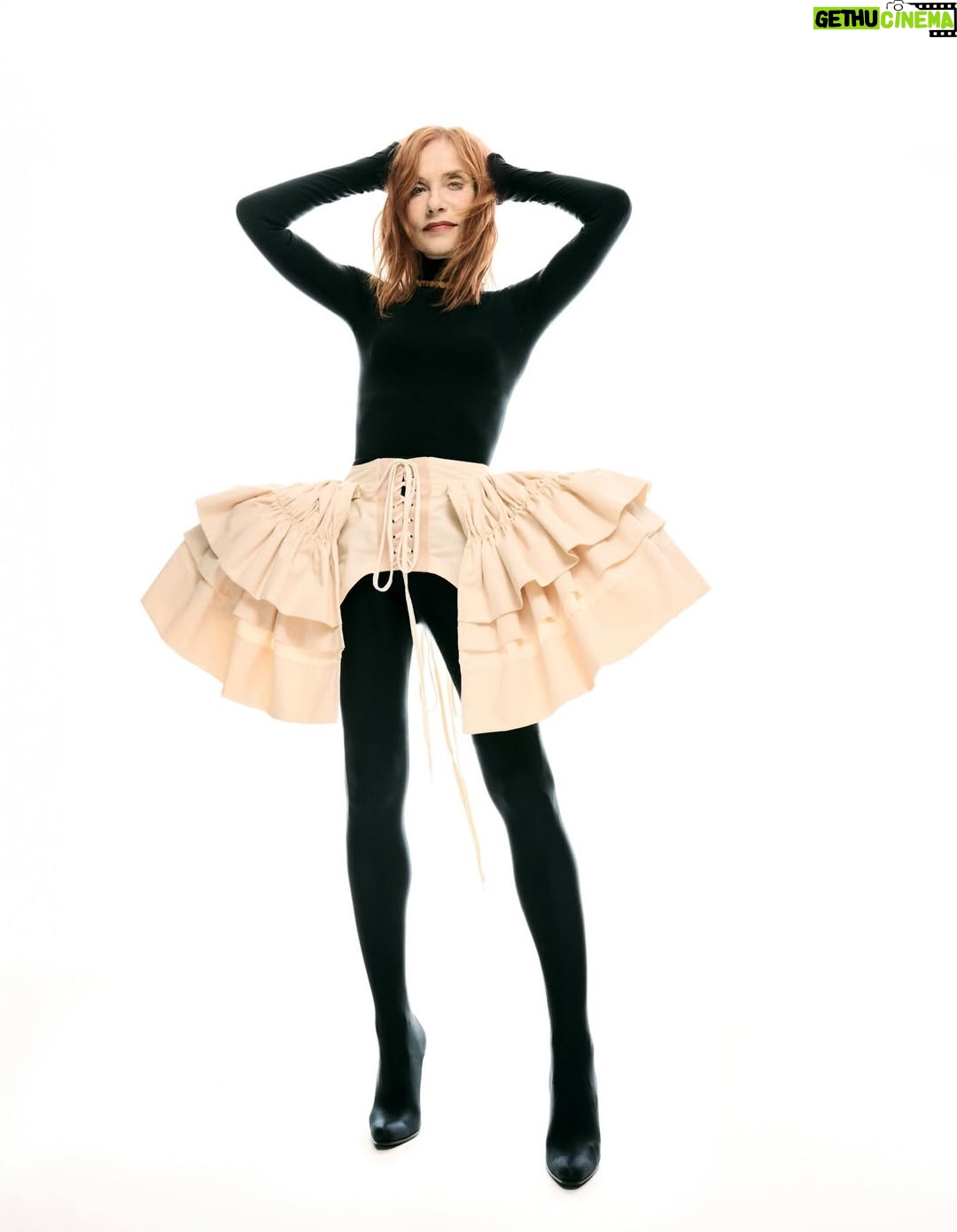 Isabelle Huppert - 15.6K Likes - Merci @madamefigarofr et bon anniversaire @lefigaro 🥳

Photo : @rociorramos
Réalisation : @juliegilletb
Coiffure : @johnnollet
Maquillage : @charlotte_prevel
Manucure : @julievillanovanails
Studio : @madamestudio_paris
🙏🏻 @anneflorenceschmitt @richardgianorio