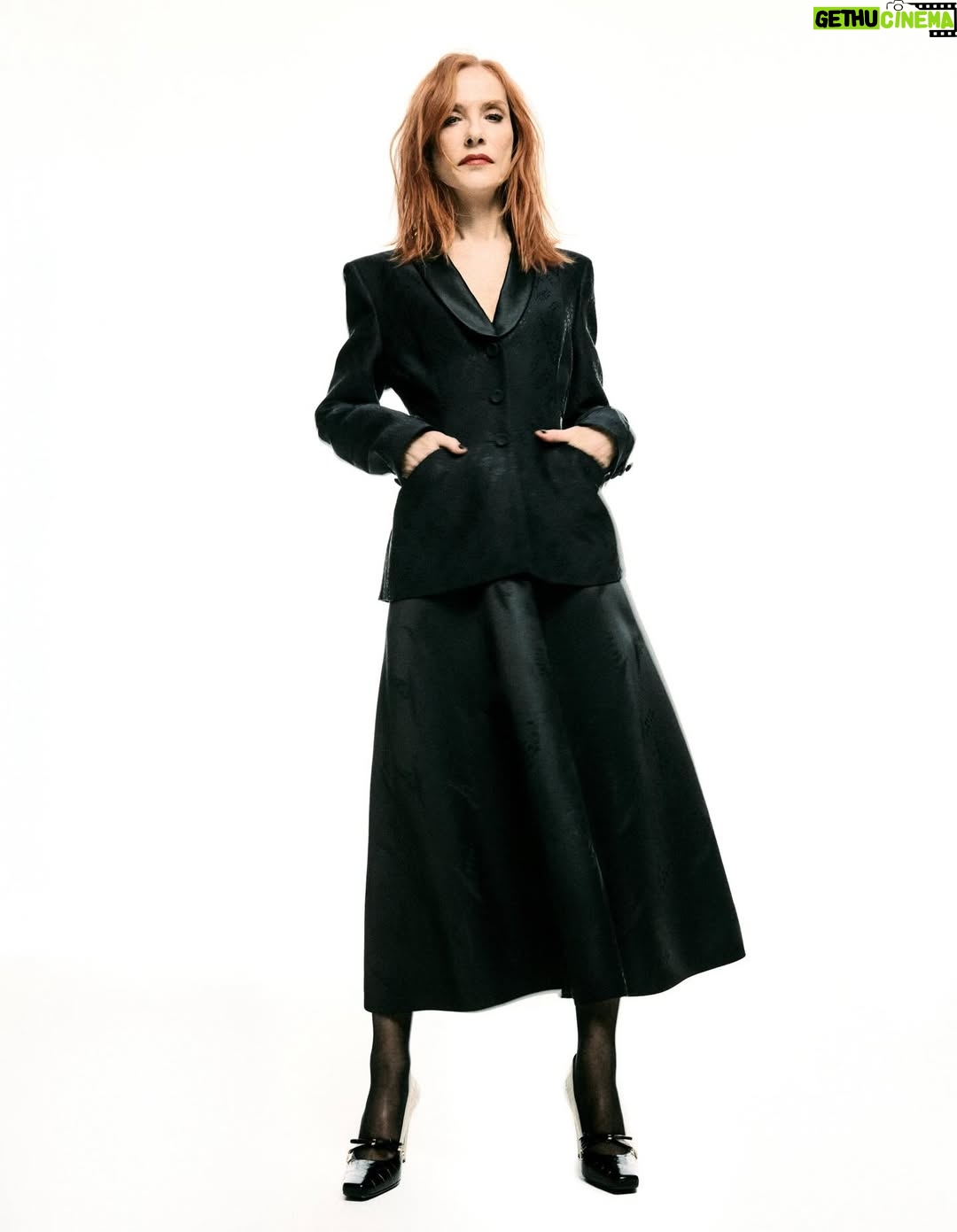 Isabelle Huppert - 15.6K Likes - Merci @madamefigarofr et bon anniversaire @lefigaro 🥳

Photo : @rociorramos
Réalisation : @juliegilletb
Coiffure : @johnnollet
Maquillage : @charlotte_prevel
Manucure : @julievillanovanails
Studio : @madamestudio_paris
🙏🏻 @anneflorenceschmitt @richardgianorio