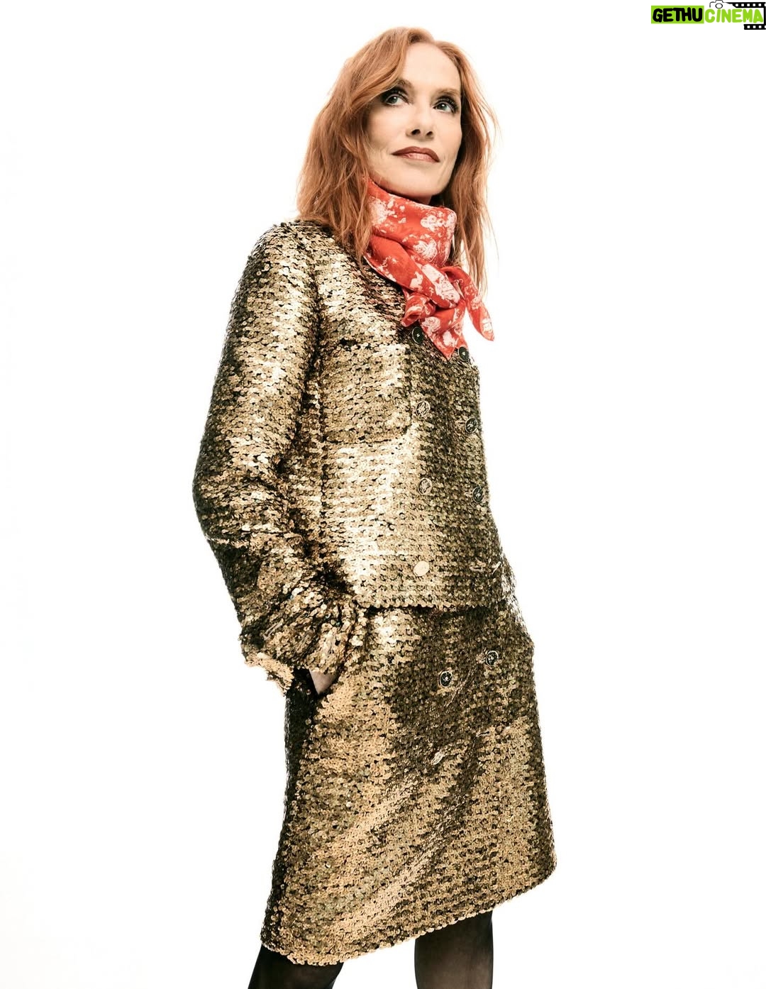 Isabelle Huppert - 15.6K Likes - Merci @madamefigarofr et bon anniversaire @lefigaro 🥳

Photo : @rociorramos
Réalisation : @juliegilletb
Coiffure : @johnnollet
Maquillage : @charlotte_prevel
Manucure : @julievillanovanails
Studio : @madamestudio_paris
🙏🏻 @anneflorenceschmitt @richardgianorio