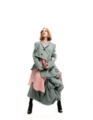 Isabelle Huppert Instagram - Merci @madamefigarofr et bon anniversaire @lefigaro 🥳

Photo : @rociorramos
Réalisation : @juliegilletb
Coiffure : @johnnollet
Maquillage : @charlotte_prevel
Manucure : @julievillanovanails
Studio : @madamestudio_paris
🙏🏻 @anneflorenceschmitt @richardgianorio
