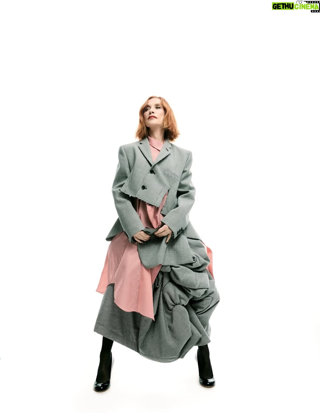 Isabelle Huppert - 15.6K Likes - Merci @madamefigarofr et bon anniversaire @lefigaro 🥳

Photo : @rociorramos
Réalisation : @juliegilletb
Coiffure : @johnnollet
Maquillage : @charlotte_prevel
Manucure : @julievillanovanails
Studio : @madamestudio_paris
🙏🏻 @anneflorenceschmitt @richardgianorio