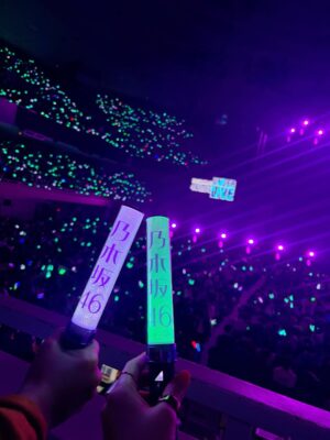 Itô Karin Instagram - .
乃木坂のアンダーライブに行ってきました✨
乃木のライブに行くのはたぶん3年ぶりくらい…!
.
.
やっぱりアンダーライブって素敵ですねえ。
昔の曲も最近の曲も名曲だらけ🎧
.
ゆなちゃんの歌声がすごく好きだったな〜
パフォーマンスもキラキラしてて目で追ってしまった☺️
松尾ちゃんのドレス姿美し過ぎて…!
想いもまっすぐ伝わってきて、お話ししたことないんだけど、
卒業セレモニー泣いちゃいました🥲🫶
.
.
ライブ終わった後に
観にきてた卒業生とアンダーメンバーの
フリーでお話しする時間が少しあったんだけど、
私はだいぶ昔の人間ですから、直接関わりある子少ないし
お邪魔にならぬよう1人で影を潜めてたんだけど
それを見つけて(?)矢久保ちゃんが来てくれて🥹🫶
矢久保ちゃんのお気持ちを伝えてくれて☺️
なので私もずっと伝えたかった、
いつだかのライブでの
矢久保ちゃんのJK姿が忘れられないくらい
可愛くて衝撃を受けたってことを伝えられてよかった☺️
あとバタバタしてその時は伝えきれなかったけど
ニコーって笑う矢久保ちゃんの笑顔が
人の気持ちをあったかくしてくれる
とってもキュートな笑顔でずっと素敵だなあって思ってて☺️
私が見た日の銭湯ラプソディーも可愛かった🥹♨️
.
ここからはわたくしごとな話になっちゃうんだけど
.
「風船は生きている」が流れた時
昔の記憶がぶわっと頭に流れてきて。
私の青春全てを乃木坂で過ごしたし
その中でもアンダーライブは
私の一番大切にしてた場所だったなあって。
.
武道館に着いた瞬間から懐かしのスタッフさんたちが
「かりん会いたかったよー!」って言ってくれて
それってとても幸せだなあって!
私にも圧倒的にHOMEって言える場所がそういえばあった!
って思ったら涙が止まらなくなりそうでした
私は過去のこと結構忘れちゃうタイプだから
もう思い出が色褪せ始めてたんだけど
ライブで曲を聴いたらいろんな想い出を
鮮明に思い出してしまいました。
こうやって思い出すことが出来たのは
後輩やスタッフさんたちが
今もアンダーライブを頑張って続けてくれていて
それを支えてくれている
乃木坂ファンのみなさんがいるからだなあって。
でも「風船は生きている」で泣いてる人なんて
たぶん会場に1人もいなかったから
どうにか我慢しなきゃって必死だったよ!笑
.
.
大好きだったアンダーライブは
今も昔も誰もが主役になれる素敵なライブで
数年ぶりに見に行ったけど
やっぱり最高な空間でした!!!
.
.
短いスパンで乃木坂・櫻坂・日向坂のライブに
見に行かせて頂いたけど
どの坂もこんなに色が違うグループで
それぞれの良さがあって
とにもかくにも坂道最高って話です。
.
.
長々と失礼しました。笑
またすぐライブ行きたいけど行き過ぎも気まずいので、
少し期間を空けて行こうかな…🫨
ひっそりこっそり
坂道おばさんさせてもらいます。笑