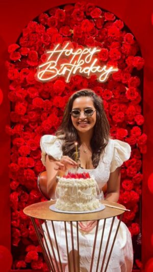 Jacqueline Fernandas Instagram - Birthday night = perfection 🎂✨
Thank you for everything!
Love you all 💛