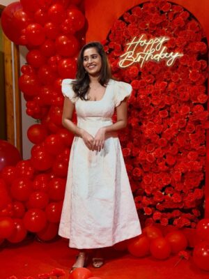 Jacqueline Fernandas Instagram - This birthday was truly special 💛
After many years, this one meant so much because I was surrounded by my people—those who wish me only happiness.
Special thanks to my baby @yuvaraj.selvanambi for all the love and effort. You made me feel so happy and so special 🫶
And to my friends who love, protect, and support me—you all made me feel like a queen 👑
Forever grateful ✨
@rayan_offl @soundariya_nanjundan @subikanifabint @vishnuvijay_offl @its_m.ano @u_know_robin @kabir_100395 @lonely_boy_sha @riya_thiyagarajan @ananthi_rj @ianjaliprabhakaran
Location - @villahopper70 ( beautiful stay)
Decor- @kr_decors
Cake - @cakecouture_chennai