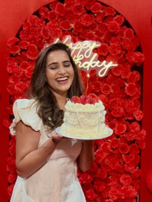 Jacqueline Fernandas Instagram - This birthday was truly special 💛
After many years, this one meant so much because I was surrounded by my people—those who wish me only happiness.
Special thanks to my baby @yuvaraj.selvanambi for all the love and effort. You made me feel so happy and so special 🫶
And to my friends who love, protect, and support me—you all made me feel like a queen 👑
Forever grateful ✨
@rayan_offl @soundariya_nanjundan @subikanifabint @vishnuvijay_offl @its_m.ano @u_know_robin @kabir_100395 @lonely_boy_sha @riya_thiyagarajan @ananthi_rj @ianjaliprabhakaran
Location - @villahopper70 ( beautiful stay)
Decor- @kr_decors
Cake - @cakecouture_chennai