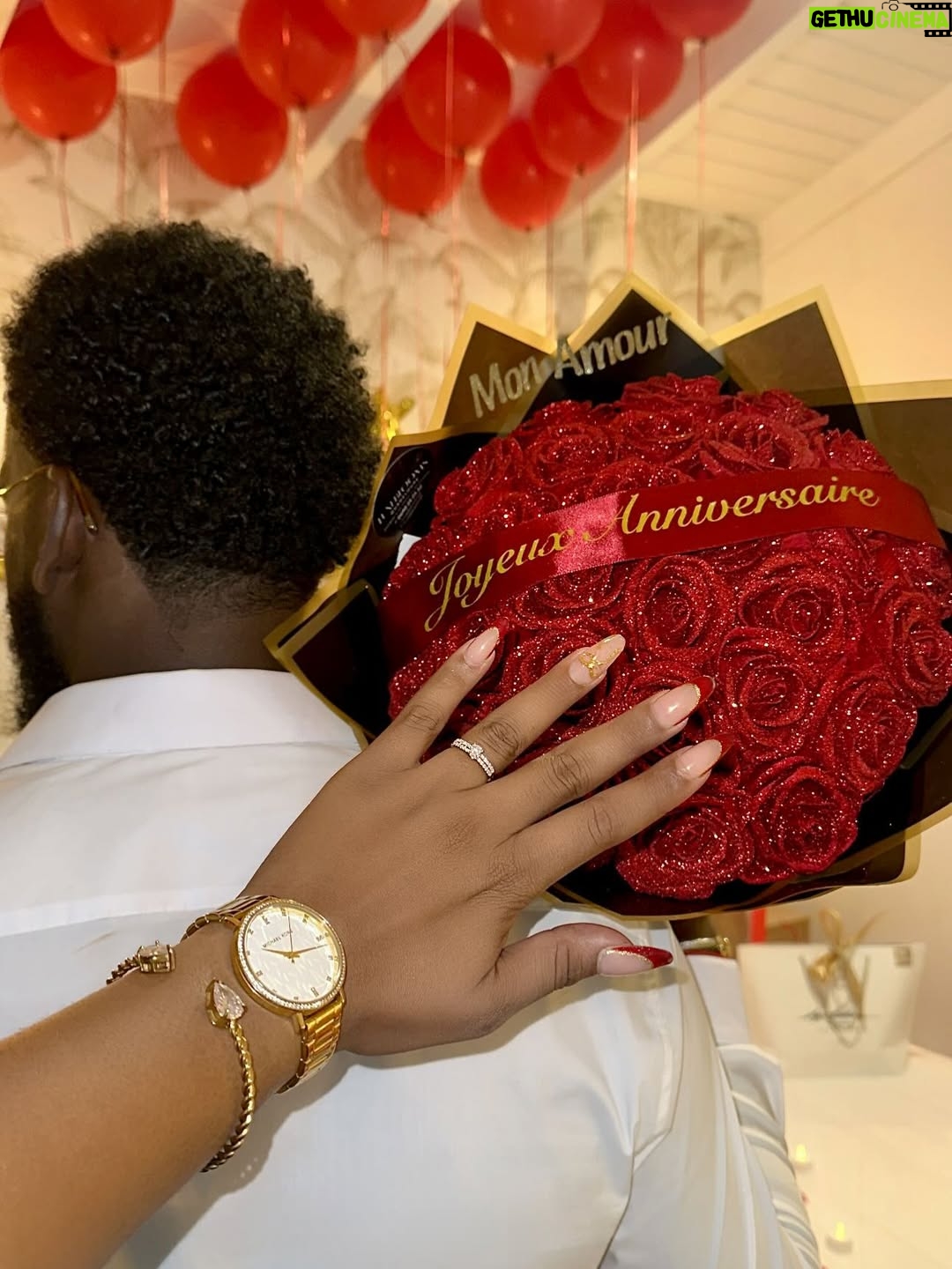 Jalylane Maës - 31.9K Likes - Le 1er janvier 2026, j’ai dit oui.
Un jour qui marquait une année de plus pour moi, et le début de quelque chose de bien plus grand pour nous.
Oui à l’homme de ma vie,
oui à l’amour,
oui à un avenir à deux.
Une décision remplie d’émotion, de certitude et de gratitude.
Parce que l’amour n’est pas une question de quand, mais de ce que l’on vit, de ce que l’on partage et de ce que l’on construit ensemble.
Parce que l’essentiel ne se justifie pas.

Merci à mon fiancé pour cet amour sincère, pour cette promesse et pour la personne extraordinaire qu’il est chaque jour à mes côtés.

Merci du fond du cœur à toutes les personnes présentes pour leur amour et leur bienveillance.
Et une immense reconnaissance à toutes celles et ceux qui ont œuvré, de près ou de loin, pour rendre cette soirée aussi magique et inoubliable.

Le début d’un nouveau chapitre, main dans la main, le cœur plein.
Fiancés 🤍💍
 
📍: @horizon_lodges
